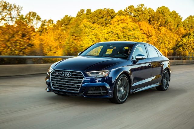 La EPA valora el Audi S3 en 22 mpg ciudad, 28 carretera, 25 combinado con gasolina premium. Esto lo hace muy económico para su combinación de potencia y velocidad. Estas son las ventajas de un coche pequeño y relativamente ligero con un 4 cilindros turboalimentado de 2.0 litros y una transmisión de doble embrague de 6 velocidades.