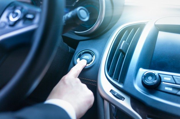 El coche no arranca y se oye un chasquido