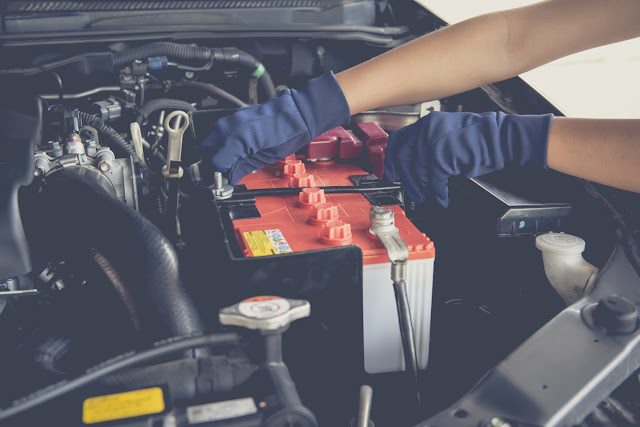 Cómo cambiar los cables de la batería del coche