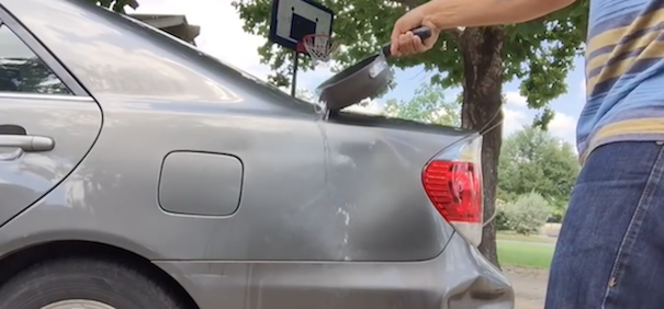 Cómo reparar una abolladura en un coche con agua hirviendo 1