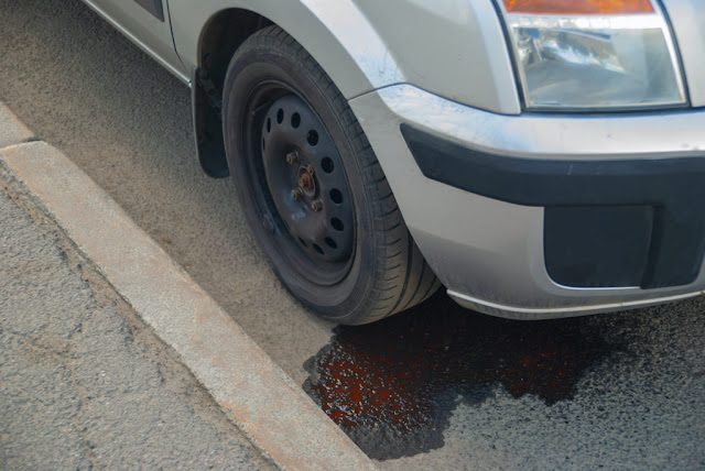 Una vez comprobado el estado de las mangueras y la bomba, es conveniente realizar una prueba con el motor en marcha. Asegúrate de que la botella está llena hasta el nivel necesario y arranca el motor. Gire lentamente el volante hacia la izquierda y luego hacia la derecha. Mientras lo haces, pídele a un amigo que vigile el depósito de la dirección asistida. Si ve burbujas en el líquido del depósito, significa que hay aire en el sistema. El aire a veces puede ser aspirado a través de una junta o manguera con fugas. Después de completar la prueba de funcionamiento, vuelva a comprobar si hay fugas en las mangueras de la dirección asistida, las conexiones, la bomba de la dirección asistida, la cremallera de la dirección y el enfriador de la dirección asistida. Síntomas de una fuga de líquido de la dirección asistida Normalmente es obvio cuando hay un problema con la dirección asistida. Si ha observado una fuga de líquido alrededor del motor o en el pavimento, es posible que se trate de una fuga del sistema de dirección asistida. Normalmente, una fuga de líquido de la dirección asistida irá acompañada de uno o más síntomas como: 1. Dirección pesada a baja velocidad Si encuentra que girar el volante es inusualmente difícil, esto puede indicar una fuga en el sistema. Esto se debe a que se necesita una cierta cantidad de líquido de dirección para aumentar la presión en el sistema.