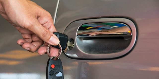 Instalación de un tirador de puerta de repuesto en su coche