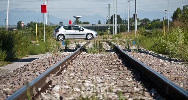 Qué hacer si mi coche se avería en las vías del tren